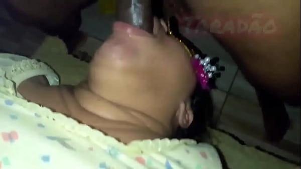 Socando a rola na garganta da puta