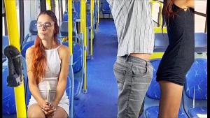Estudante sendo encoxada no ônibus em publico!