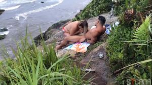 CASAL E FLAGRADO FAZENDO SEXO NA PRAIA EM SAO PAULO
