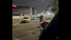 Cantada no bar, comida na moita, Belinha não resistiu ao tesão da rua