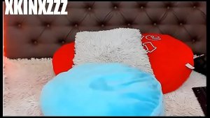 Blanquita puta enseñando las tetas en Chaturbate