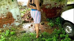 जंगल घूमने आई बड़े स्तनों वाली ताई के साथ सार्वजनिक कार में सेक्स