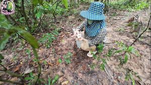 สาวไทยเดินเล่นในป่าเยี่ยวเสร็จไปโชว์หีริมถนน 4K