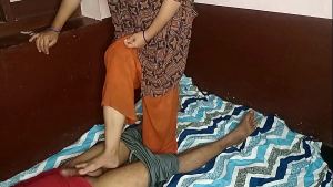 फुट फेटिस और फेस सिटिंग के बाद सौतेली माँ का चुदाई ट्रीट