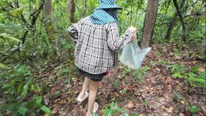 สาวไทยเดินคุยเล่นเก็บเห็ดในป่า แอบโชว์ในป่าลึก เสียงไทยชัด