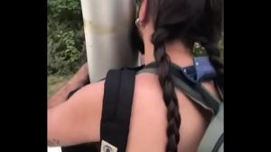 Piccola olandesina scappa di casa e guadagna soldi per la suonando il flauto dolce