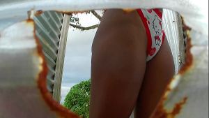 Por el agujero del vestidor de playa