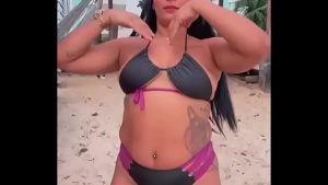 Super gostosa dançando na praia ️