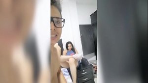 Mi compañera siempre me pide que la lleve a su casa… Me dijo q se peleó con él marido y necesitaba dinero… Lo Menos fue un video