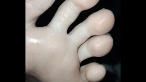 Veja meu pezinho fedidinho sendo babado e bata uma pra mim