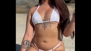 Casada se exibindo na praia