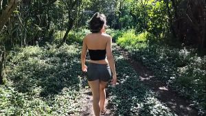 Minha enteada ficou me provocando no meio do mato e acabei fodendo o cuzinho da gostosa. Vagninho e DutraSuraaa