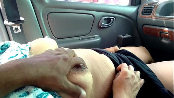 निराश सौतेली माँ को हाईवे किनारे कार के अंदर चोदा