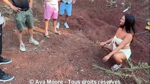 Belle Amatrice Française se fait baiser par un groupe d’inconnus dans les bois