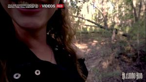 Fui brincar de Lobo mau e encontrei uma gostosa sozinha pela floresta, fodi ela ali mesmo. Sexo em publíco e selvagem!