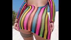 Exhibiendome caminando en playa pública muestro mis tetas culo y coño