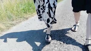 Barfuß in Birkenstocks in der Natur