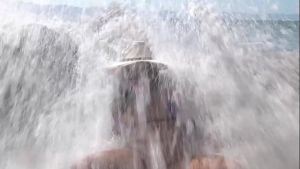 “Romance en la Playa: ¡Tsunami Dice ‘Corten!’ en Pleno Clímax! “