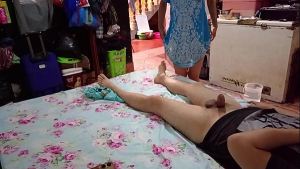 Mi madrastra me descubre masturbándome, y se ofrece a que le ro pa el coño, como la chupa, waoo ese culo redondo hace mucho le tenía hambre, tragalo perra