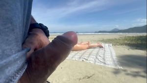 Esposa de fio dental mostrando a bunda na praia