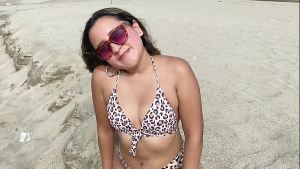 Un desconocido me espía en la playa y me convence de ir a su apartamento y follar salvajemente.