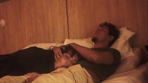 Mi hermanastro me mete su pene en mi boca mientras estamos acostados,no tuvo piedas con mi boquita y me la lleno de leche tratandome como su putita