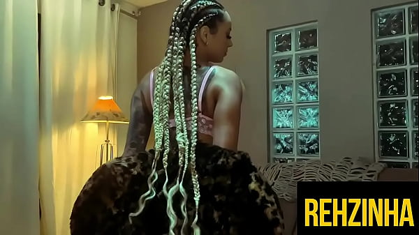 Vizinho gostoso se ofereceu pra me esquentar de noite e encheu minha buceta de leitinho quente – Reh Princess