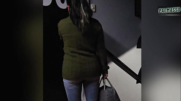 Saliendo a la calle, no pude resistirme a chupar la polla de un hombre extraño – Me convenció para que me rompiese mi coño peludo! y follarme en todas las posiciones