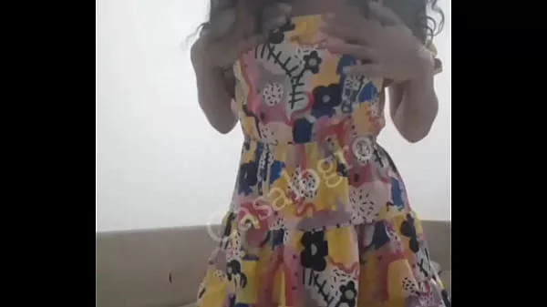 Jovem colegial sozinha em casa