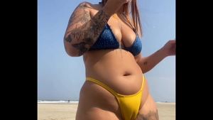 Ruiva casada fica na praia provocando seu amiguinho virgem e logo depois vai pra casa foder com um desconhecido sem camisinha e ganha leite na buceta