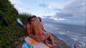 Flagrante homem transando com loira gostosa na praia itanhaem