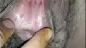 เย็ดหีสาวนักศึกษาไทยขี้เงี่ยนแหกหีเอาควยแหย่แตดจนน้ำแตก