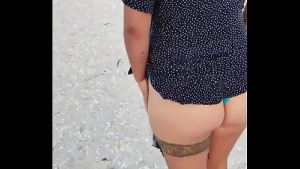 Exhibiendome en playa mexicana muestro las tetas y el culo