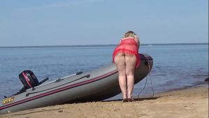 MILF with juicy ass on the beach