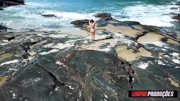 O calor do sol não se compara ao fogo que Emme White libera gostoso a buceta na praia | Emme White | LP Productions