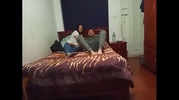 Pedí posada a mi amigo por qué estaba lloviendo y terminamos teniendo sexo casero