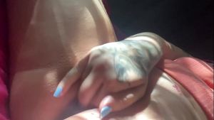 Caiu no Xvideos novinha enfiando 4 dedos na bucetinha apertada até gozar