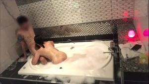 泡風呂でS◯Xする変態カップル