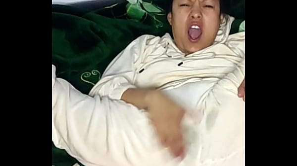 BLUE AMATEUR STARTS HIS DAY WITH A GOOD SQUIRT HERE ON XVIDEOS 2024