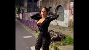 Madura zorra le gusta mostrar en la calle