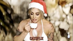 Mamãe Noel cheia de tesão na praia, deu a bucetinha de presente para seguidor do Instagram.. Assista completo no Cassiflix