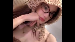 seduced a pretty girl into a hotel to have sex