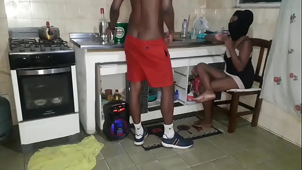 SEXO GOSTOSO NA COZINHA COM O PRIMO