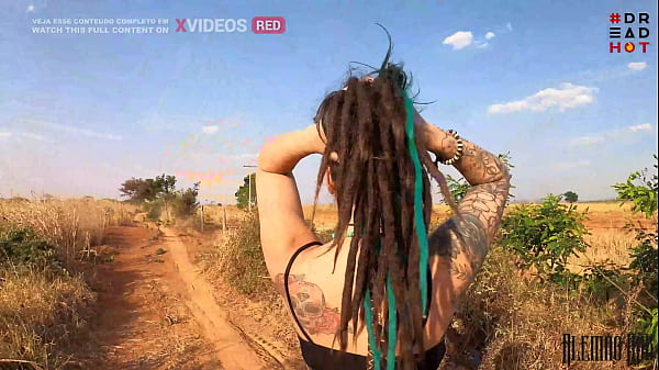 Ela fez eu parar no meio da estrada para eu gozar na boquinha dela, Dread hot fazendo sexo em público