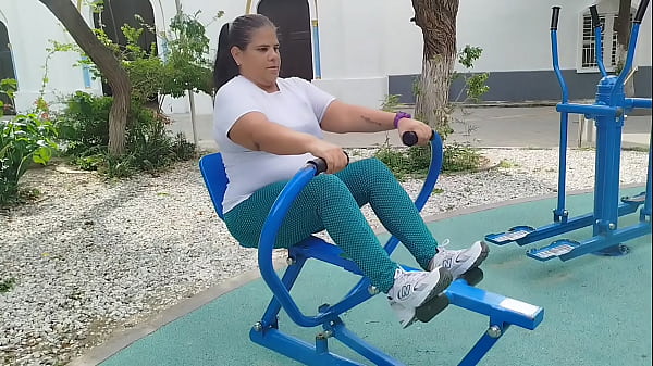 Latina gordita Termina teniendo sexo duro con su vecino porque su marido está trabajando