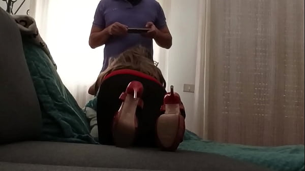 Preview – MILF in pantyhose and heels gives a blowjob