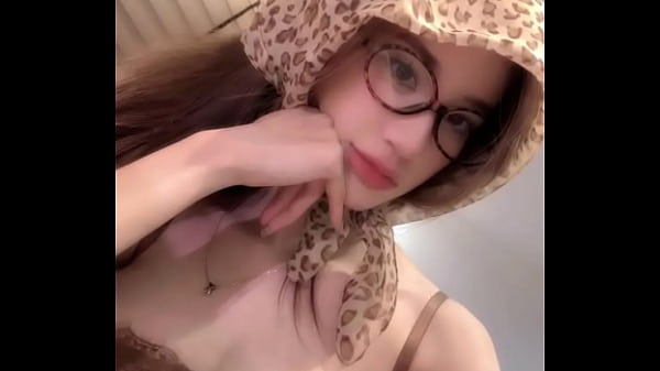 seduced a pretty girl into a hotel to have sex