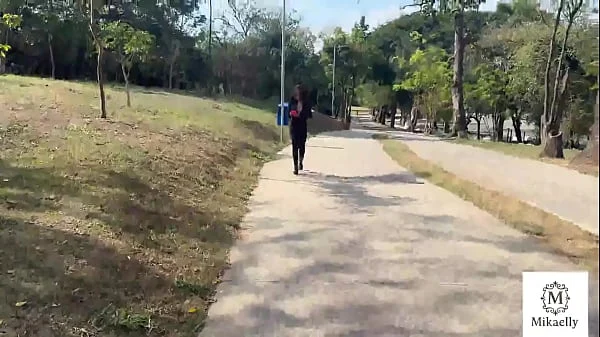 Casadinha safada, diz que vai correr e fode com amante do parque. Novinha safada, encontra o Tony Tigrão na praça e leva uma surra de rola do pauzudo.