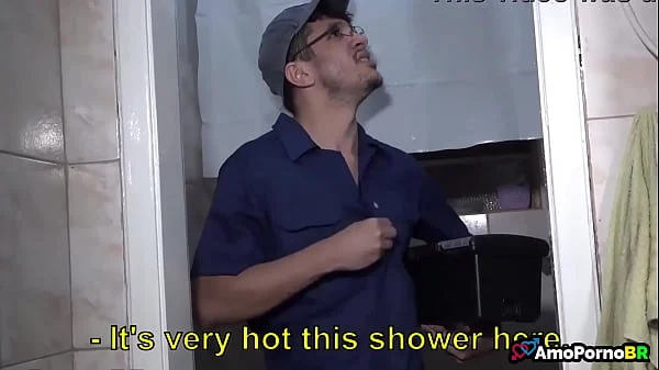 Mulher casada indo ajuda ao vizinho