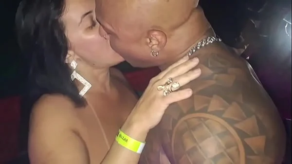 Sexo público cheio de piru na minha boca